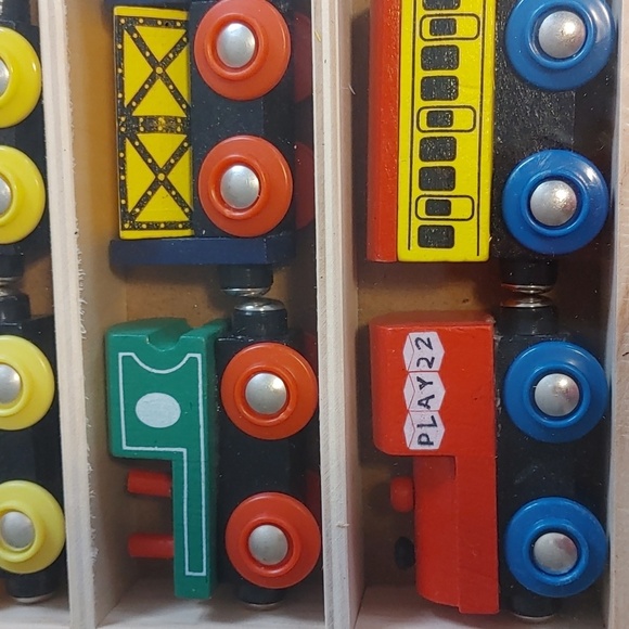 💚NEW SEALED WOODEN TRAIN SET - Picture 2 of 6